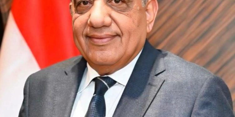 وزير الكهرباء يغادر إلى الصين لبحث سبل التعاون في مجالات استخراج وتعدين الخامات الأرضية  