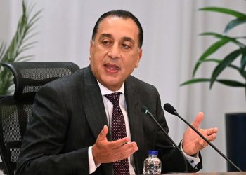 رئيس الوزراء يصل مطار القاهرة عائدا من العاصمة اللبنانية