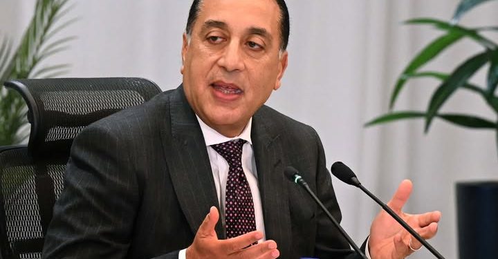 رئيس الوزراء يصل مطار القاهرة عائدا من العاصمة اللبنانية