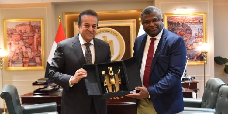 وزير الصحة المصري يتلقى نظيره بدولة جامبيا
