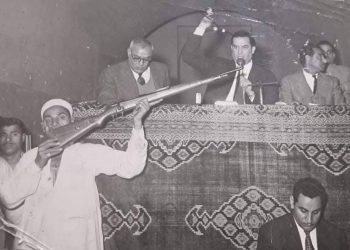 من دَاخل احدي المَزادات لبيع مُقتنيَات المَلك فَاروق عَام ١٩٥٧ …