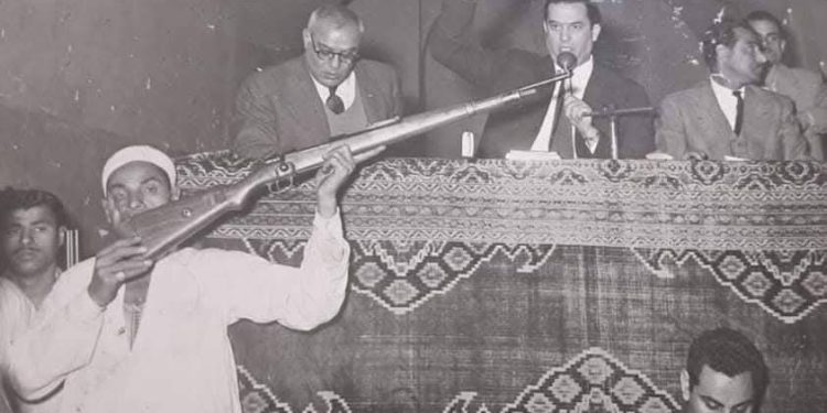 من دَاخل احدي المَزادات لبيع مُقتنيَات المَلك فَاروق عَام ١٩٥٧ …