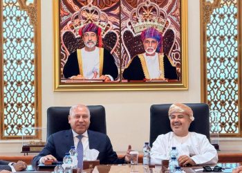 نائب رئيس مجلس الوزراء للتنمية الصناعية وزير الصناعة والنقل يعقد اجتماعًا هامًا مع وزير النقل والاتصالات وتقنية المعلومات العماني