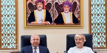 نائب رئيس مجلس الوزراء للتنمية الصناعية وزير الصناعة والنقل يعقد اجتماعًا هامًا مع وزير النقل والاتصالات وتقنية المعلومات العماني