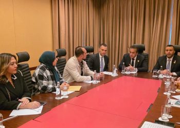 وزير الصحة يلتقي الأطباء وأطقم التمريض المصريين العاملين في ليبيا