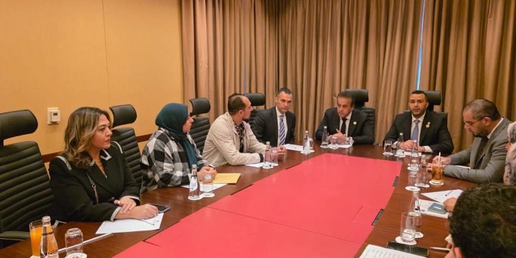 وزير الصحة يلتقي الأطباء وأطقم التمريض المصريين العاملين في ليبيا