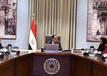 رئيس الوزراء خلال ترؤسه اجتماع لجنة إدارة الدين الحكومة تضع خفض الدين العام والخارجي