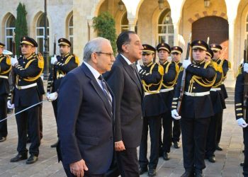 مراسم استقبال رسمية لرئيس الوزراء ببيروت