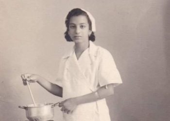 لقطه تِذكارية لطَالبه مِصريه تَرتدي زي التَدبير المَنزلي …