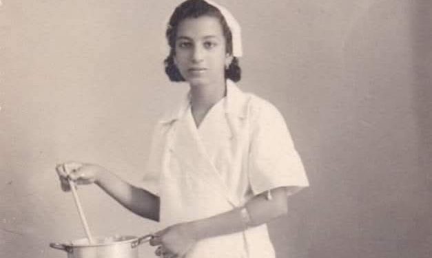 لقطه تِذكارية لطَالبه مِصريه تَرتدي زي التَدبير المَنزلي …