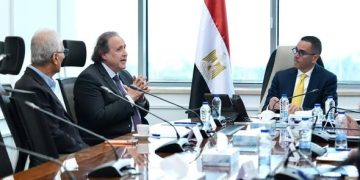 وزير الاستثمار يبحث مع رئيس مجموعة  Brandix  السيريلانكية الخطط الإستثمارية بالسوق المصري