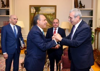 وزير الخارجية يستقبل رئيس اللجنة الوطنية لإدارة غزة ويؤكد دعم مصر الكامل للجنة