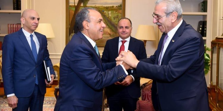 وزير الخارجية يستقبل رئيس اللجنة الوطنية لإدارة غزة ويؤكد دعم مصر الكامل للجنة