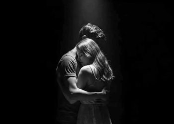 أعودُ متأخّرةً إلى داخلي