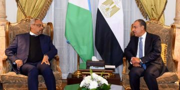 وزير الخارجية يبحث مع نظيره الجيبوتي سبل تعزيز العلاقات الثنائية 