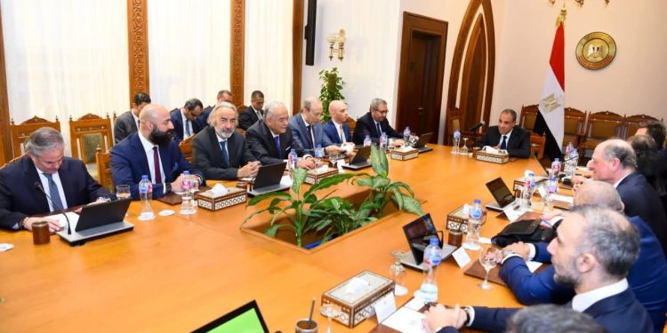 وزير الخارجية يستقبل وفدًا من رجال الأعمال الكنديين