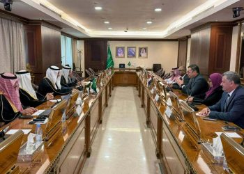 وزير الإسكان يعقد لقاءً مع وزير البيئة والمياه والزراعة السعودي