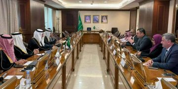 وزير الإسكان يعقد لقاءً مع وزير البيئة والمياه والزراعة السعودي