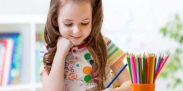 كتابة اليد تنشط الدماغ للأطفال