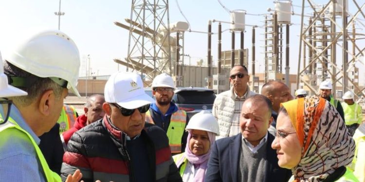 وزير الكهرباء يتفقد محطة الربط الكهربائي المصري السعودي العملاقة