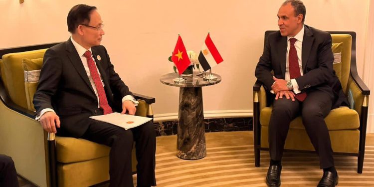 وزير الخارجية يلتقي نظيره لدولة فيتنام الإشتراكية