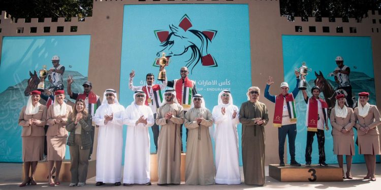 زايد بن حمد آل نهيان يشهد تتويج الفائزين بكأس الإمارات للخيول العربية للقدرة.
