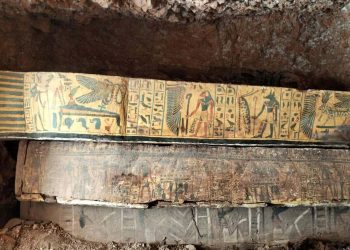 العثور على “خبيئة من التوابيت الملونة لمنشدي آمون” وثماني برديات نادرة 