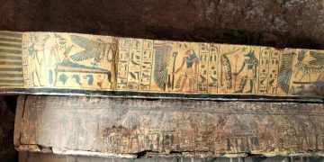 العثور على “خبيئة من التوابيت الملونة لمنشدي آمون” وثماني برديات نادرة 