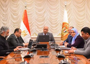 وزير العمل يعقد اجتماعًا مع الملحقين العماليّين بالخارج