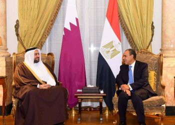 وزير الخارجية يلتقي نظيره القطري