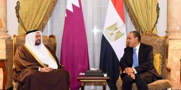 وزير الخارجية يلتقي نظيره القطري