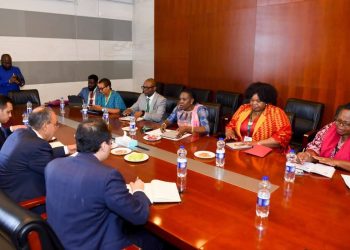 وزير الخارجية يلتقي مفوضة الصحة والشئون الإنسانية