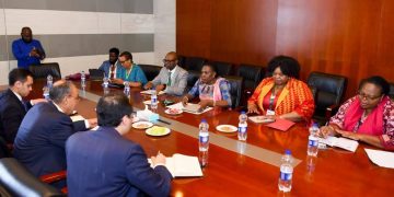 وزير الخارجية يلتقي مفوضة الصحة والشئون الإنسانية