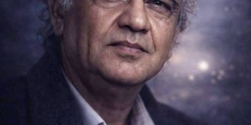 مِنْ بَعِيدٍ يَحْمِلُنِي السَّفَرُ …