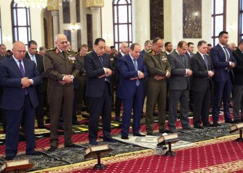 الرئيس عبد الفتاح السيسي يؤدي صلاة الجمعة بمسجد المشير تزامنا مع احتفالات يوم الشهيد
