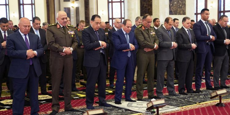 الرئيس عبد الفتاح السيسي يؤدي صلاة الجمعة بمسجد المشير تزامنا مع احتفالات يوم الشهيد