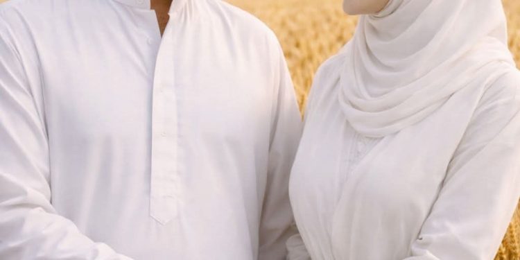 مَخْلُوقَةٌ بَيْنَ الضُّلُوع