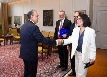 وزير الخارجية يستقبل وفد من البنك الأوروبي للاستثمار 