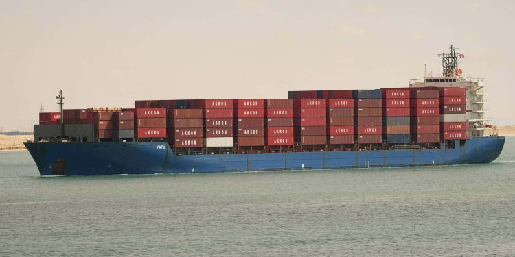 الفريق أسامة ربيع حركة الملاحة بالقناة منتظمة من الاتجاهين