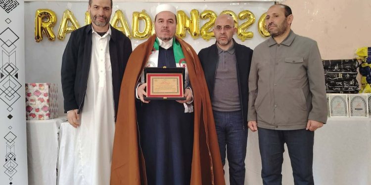 جمعية الامل الثقافية تتوج الشيخ فرحات عبد الحليم بلقب الشخصية القرأنية