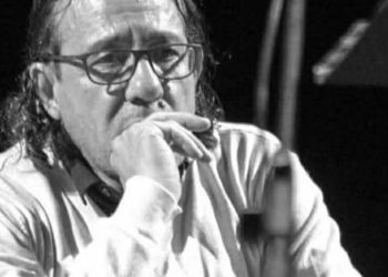 واقِفٌ في يَديْكَ،