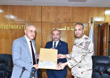 تكريم اللواء عبدالله عاشور سكرتير عام محافظة الأقصر من قيادة قوات الدفاع الشعبى والعسكرى