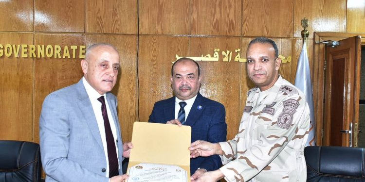 تكريم اللواء عبدالله عاشور سكرتير عام محافظة الأقصر من قيادة قوات الدفاع الشعبى والعسكرى