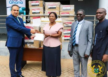 السفير المصرى بغانا يشهد تسلم شحنة المعونات الطبية المصرية