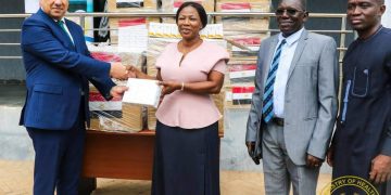 السفير المصرى بغانا يشهد تسلم شحنة المعونات الطبية المصرية