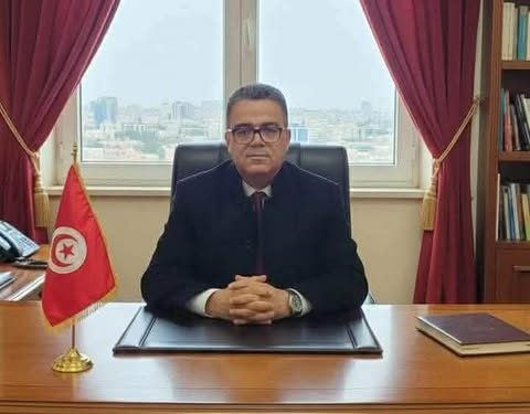 هذا اللّعين يلاحقني