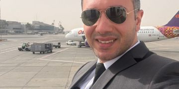 كابتن طيار محمد العطافي يكشف كواليس الطيران وقت الحروب من داخل قمرة قيادة A320