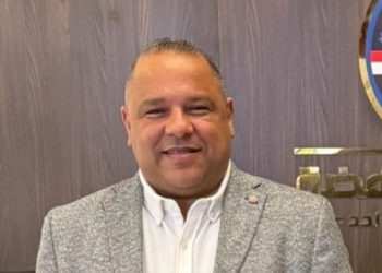 محمد الجيلاني يكشف عيوب مشروع قانون المحليات ويطالب بإعادة صياغته بالكامل  كتب علا ابراهيم  محمد الجيلاني: مشروع قانون المحليات لا يواكب الجمهورية الجديدة ويحتاج إعادة صياغة شاملة  أدلى الدكتور محمد الجيلاني، أمين التنمية المحلية بـ حزب الإصلاح والنهضة، برئاسة الدكتور هشام عبد العزيز، بعدد من التصريحات المهمة بشأن مشروع قانون الإدارة المحلية المقدم من الحكومة إلى مجلس النواب المصري، مؤكدًا أن المشروع في صورته الحالية يواجه عدة تحديات جوهرية تستدعي إعادة النظر فيه بشكل كامل.  وقال الجيلاني إن مشروع القانون «لم يعد مناسبًا للتطبيق في ظل المتغيرات التي شهدتها الدولة المصرية خلال السنوات الأخيرة»، مشيرًا إلى أنه يستند إلى فلسفة قديمة لا تعكس توجهات الجمهورية الجديدة ولا التطورات العمرانية والإدارية الحديثة.  وأضاف أن أبرز الملاحظات على المشروع تتمثل في استمرار النزعة المركزية، حيث لا يمنح الوحدات المحلية الصلاحيات الكافية لإدارة شؤونها بشكل مستقل، وهو ما يتعارض مع نصوص الدستور التي تدعم تطبيق اللامركزية وتعزيز دور الإدارة المحلية في صنع القرار.  وأوضح د. محمد الجيلاني أمين التنمية المحلية بالحزب أن المشروع يعاني كذلك من غموض في تحديد الاختصاصات بين المجالس المحلية والأجهزة التنفيذية، الأمر الذي قد يؤدي إلى تضارب في الصلاحيات ويؤثر سلبًا على كفاءة الأداء المحلي، فضلًا عن عدم تقديمه حلولًا حقيقية لمشكلات مزمنة مثل ضعف الخدمات والبيروقراطية.  وأشار الجيلاني إلى أن نظام الانتخابات المقترح داخل مشروع القانون يثير تحفظات عديدة، خاصة فيما يتعلق بآليات التمثيل، مؤكدًا ضرورة ضمان تمثيل عادل يعكس إرادة المواطنين ويعزز المشاركة السياسية على المستوى المحلي.  كما انتقد دمج قانون الإدارة المحلية مع قانون الانتخابات في مشروع واحد، معتبرًا أن هذا التوجه يخل بالمنظومة التشريعية السليمة، ويستوجب الفصل بين القانونين لتحقيق مزيد من الوضوح والانضباط التشريعي.  وأكد أن الحزب يرى أهمية فتح حوار مجتمعي موسع يضم كافة القوى السياسية والخبراء والمتخصصين، للوصول إلى مشروع قانون توافقي يحقق أهداف التنمية المحلية ويواكب طموحات الدولة المصرية.  واختتم الجيلاني تصريحاته بالتأكيد على أن حزب الإصلاح والنهضة يدعم إعداد مشروع قانون جديد متكامل يعزز اللامركزية، ويمكن المجالس المحلية من أداء دورها الرقابي والخدمي بكفاءة، بما يسهم في تحسين جودة الخدمات المقدمة للمواطنين.