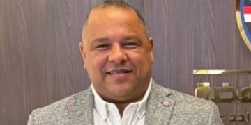 محمد الجيلاني يكشف عيوب مشروع قانون المحليات ويطالب بإعادة صياغته بالكامل كتب علا ابراهيم محمد الجيلاني: مشروع قانون المحليات لا يواكب الجمهورية الجديدة ويحتاج إعادة صياغة شاملة أدلى الدكتور محمد الجيلاني، أمين التنمية المحلية بـ حزب الإصلاح والنهضة، برئاسة الدكتور هشام عبد العزيز، بعدد من التصريحات المهمة بشأن مشروع قانون الإدارة المحلية المقدم من الحكومة إلى مجلس النواب المصري، مؤكدًا أن المشروع في صورته الحالية يواجه عدة تحديات جوهرية تستدعي إعادة النظر فيه بشكل كامل. وقال الجيلاني إن مشروع القانون «لم يعد مناسبًا للتطبيق في ظل المتغيرات التي شهدتها الدولة المصرية خلال السنوات الأخيرة»، مشيرًا إلى أنه يستند إلى فلسفة قديمة لا تعكس توجهات الجمهورية الجديدة ولا التطورات العمرانية والإدارية الحديثة. وأضاف أن أبرز الملاحظات على المشروع تتمثل في استمرار النزعة المركزية، حيث لا يمنح الوحدات المحلية الصلاحيات الكافية لإدارة شؤونها بشكل مستقل، وهو ما يتعارض مع نصوص الدستور التي تدعم تطبيق اللامركزية وتعزيز دور الإدارة المحلية في صنع القرار. وأوضح د. محمد الجيلاني أمين التنمية المحلية بالحزب أن المشروع يعاني كذلك من غموض في تحديد الاختصاصات بين المجالس المحلية والأجهزة التنفيذية، الأمر الذي قد يؤدي إلى تضارب في الصلاحيات ويؤثر سلبًا على كفاءة الأداء المحلي، فضلًا عن عدم تقديمه حلولًا حقيقية لمشكلات مزمنة مثل ضعف الخدمات والبيروقراطية. وأشار الجيلاني إلى أن نظام الانتخابات المقترح داخل مشروع القانون يثير تحفظات عديدة، خاصة فيما يتعلق بآليات التمثيل، مؤكدًا ضرورة ضمان تمثيل عادل يعكس إرادة المواطنين ويعزز المشاركة السياسية على المستوى المحلي. كما انتقد دمج قانون الإدارة المحلية مع قانون الانتخابات في مشروع واحد، معتبرًا أن هذا التوجه يخل بالمنظومة التشريعية السليمة، ويستوجب الفصل بين القانونين لتحقيق مزيد من الوضوح والانضباط التشريعي. وأكد أن الحزب يرى أهمية فتح حوار مجتمعي موسع يضم كافة القوى السياسية والخبراء والمتخصصين، للوصول إلى مشروع قانون توافقي يحقق أهداف التنمية المحلية ويواكب طموحات الدولة المصرية. واختتم الجيلاني تصريحاته بالتأكيد على أن حزب الإصلاح والنهضة يدعم إعداد مشروع قانون جديد متكامل يعزز اللامركزية، ويمكن المجالس المحلية من أداء دورها الرقابي والخدمي بكفاءة، بما يسهم في تحسين جودة الخدمات المقدمة للمواطنين.