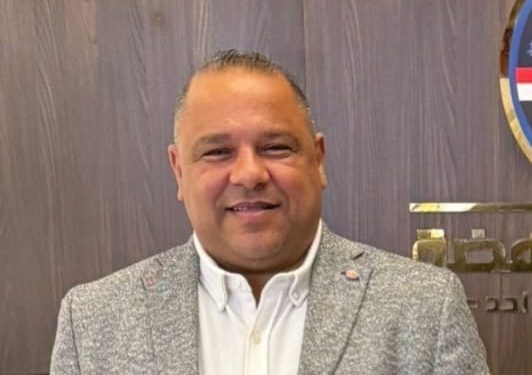 محمد الجيلاني يكشف عيوب مشروع قانون المحليات ويطالب بإعادة صياغته بالكامل  كتب علا ابراهيم  محمد الجيلاني: مشروع قانون المحليات لا يواكب الجمهورية الجديدة ويحتاج إعادة صياغة شاملة  أدلى الدكتور محمد الجيلاني، أمين التنمية المحلية بـ حزب الإصلاح والنهضة، برئاسة الدكتور هشام عبد العزيز، بعدد من التصريحات المهمة بشأن مشروع قانون الإدارة المحلية المقدم من الحكومة إلى مجلس النواب المصري، مؤكدًا أن المشروع في صورته الحالية يواجه عدة تحديات جوهرية تستدعي إعادة النظر فيه بشكل كامل.  وقال الجيلاني إن مشروع القانون «لم يعد مناسبًا للتطبيق في ظل المتغيرات التي شهدتها الدولة المصرية خلال السنوات الأخيرة»، مشيرًا إلى أنه يستند إلى فلسفة قديمة لا تعكس توجهات الجمهورية الجديدة ولا التطورات العمرانية والإدارية الحديثة.  وأضاف أن أبرز الملاحظات على المشروع تتمثل في استمرار النزعة المركزية، حيث لا يمنح الوحدات المحلية الصلاحيات الكافية لإدارة شؤونها بشكل مستقل، وهو ما يتعارض مع نصوص الدستور التي تدعم تطبيق اللامركزية وتعزيز دور الإدارة المحلية في صنع القرار.  وأوضح د. محمد الجيلاني أمين التنمية المحلية بالحزب أن المشروع يعاني كذلك من غموض في تحديد الاختصاصات بين المجالس المحلية والأجهزة التنفيذية، الأمر الذي قد يؤدي إلى تضارب في الصلاحيات ويؤثر سلبًا على كفاءة الأداء المحلي، فضلًا عن عدم تقديمه حلولًا حقيقية لمشكلات مزمنة مثل ضعف الخدمات والبيروقراطية.  وأشار الجيلاني إلى أن نظام الانتخابات المقترح داخل مشروع القانون يثير تحفظات عديدة، خاصة فيما يتعلق بآليات التمثيل، مؤكدًا ضرورة ضمان تمثيل عادل يعكس إرادة المواطنين ويعزز المشاركة السياسية على المستوى المحلي.  كما انتقد دمج قانون الإدارة المحلية مع قانون الانتخابات في مشروع واحد، معتبرًا أن هذا التوجه يخل بالمنظومة التشريعية السليمة، ويستوجب الفصل بين القانونين لتحقيق مزيد من الوضوح والانضباط التشريعي.  وأكد أن الحزب يرى أهمية فتح حوار مجتمعي موسع يضم كافة القوى السياسية والخبراء والمتخصصين، للوصول إلى مشروع قانون توافقي يحقق أهداف التنمية المحلية ويواكب طموحات الدولة المصرية.  واختتم الجيلاني تصريحاته بالتأكيد على أن حزب الإصلاح والنهضة يدعم إعداد مشروع قانون جديد متكامل يعزز اللامركزية، ويمكن المجالس المحلية من أداء دورها الرقابي والخدمي بكفاءة، بما يسهم في تحسين جودة الخدمات المقدمة للمواطنين.